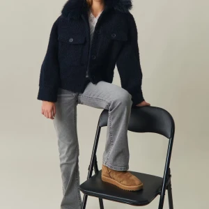 Meotine liknande jacka!! - Super snygg jacka från Gina Young i storlek 158-164💞 perfekt till våren/hösten, säljes pga att den är för liten för mig. Användes Max 1 månad, mörkblå.