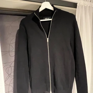 Replay full zip - En full zip från replay, köpt för 2000kr på Nk i Göteborg, kvitto finns. Sparsamt använd men i bra skick. Pris kan diskuteras vid snabb affär. Bara att höra av sig vid frågor!