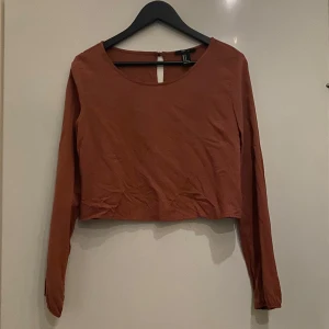 Terrakottafärgad långärmad topp - I stumt tyg från forever 21.