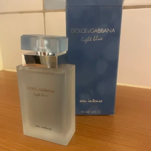 Dolce & Gabbana Light Blue Eau Intense 50 ml - Säljer en elegant och fräsch parfym från Dolce & Gabbana, Light Blue Eau Intense. Fick i julklapp men så testad ett spray men inte riktigt min typ av parfym. 50 ml 