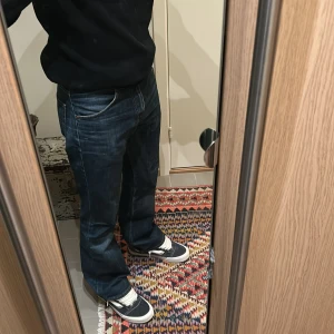 Bootcut jeans - Riktigt schysta mörkblå bootcut jeans från Levi’s i storlek W30/L32
