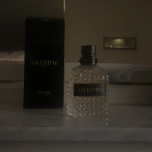 Valentino Yellow Dream - Letar också efter byten. Det är en fräsch men ändå söt doft. Den har fått mig många komplimanger. Skulle säga att de är 95-97 ml kvar. Original pris 1300kr