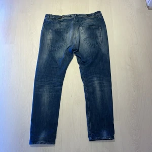 Replay jeans - Ett par feta replay jeans med snygga slitningar, som passar både till varda och på fest!  Skick 7-10. Storlek w31 men passar både w30 och w32