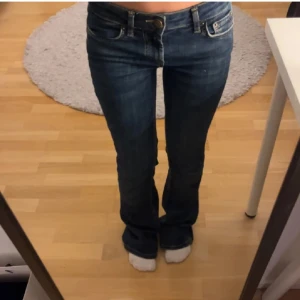 Zara jeans med bootcut - Mörkblå jeans med bootcut från Zara ☺️☺️