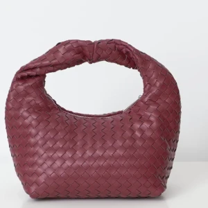 Vinröd flätad handväska - Snygg vinröd handväska som är slutsåld 