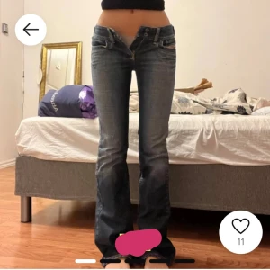 Diesel jeans - Innerbenslängd 87 cm, midjemått 35 cm. Dragkedjan är tyvärr trasig men de är inget som syns tydligt när man använder dom tycker jag. 💕 storlek xs, Skriv innan du trycker köp nu gärna