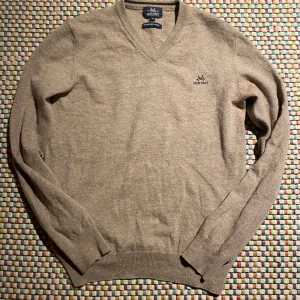 Beige tröja från Jean Paul - Säljer nu denna coola tröja👔 Märket är Jean paul och den är gjord av 100% ull vilket är perfekt för kalla dagar som dessa🐑 Den har ett slitmärke som ni ser på bild 3, men annars snyggt använd, går nog att tvätta bort👑 Skulle gärna vilja höra om dig av interrese✌️