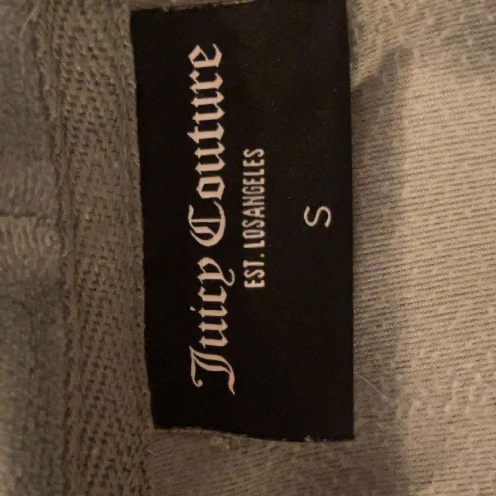 Säljer ett snyggt Juicy Couture sett då det ej kommer till användning. Tröjan är i storlek S, byxorna i storlek XS. Det är i fint skick, pris kan diskuteras🩷🫶. Muu.