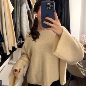 Beige stickad tröja - Mysig beige stickad tröja med en loose passform och långa ärmar. 