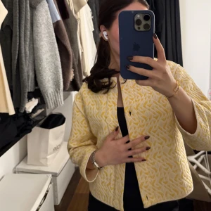 Så cool koft/jacka  - Så najs kofta/jacka från Zara kids, så najs med en vit T-shirt eller stickad tröja🍋storlek 140