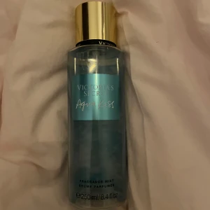 Victoria secret body mist  - Aqua kiss från victoria secret, lite mer är hälften kvar💕nypris 249