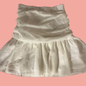 Vit kjol från Alexandra Nilsson x Bubbleroom - Säljer denna super söta kjol från Alexandra Nilsson x Bubbleroom💗💗💗Skriv om du har frågor!☺️