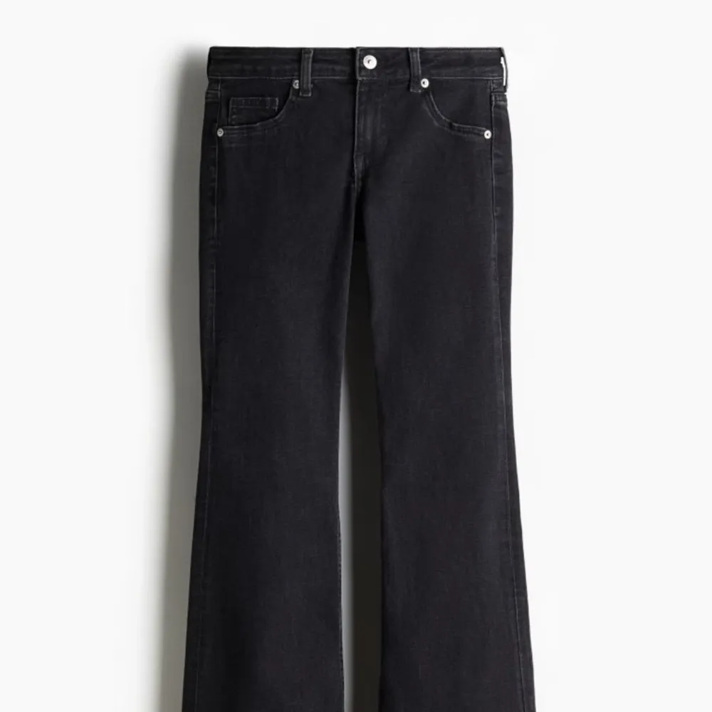 Snygga svarta bootcut jeans med låg midja. Aldrig använd! Slutsålda. Farkut & Housut.