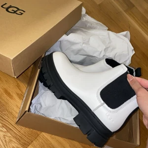 UGG Boots - ugg ashton chelsea boots. Gjorda av läder och vattentäta skor med bra grepp. Säljer för att de är en storlek för stora för mig, därför har de creasat men annars sparsamt använda.