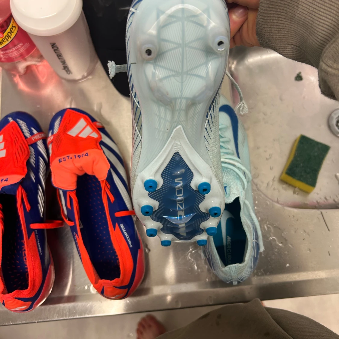 Fotbollsskor från Adidas och Nike - 90