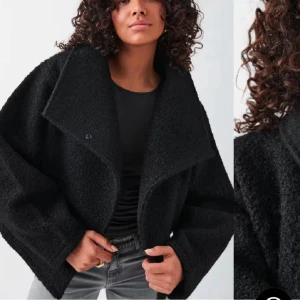 Svart teddyjacka gina - Säljer en mysig svart teddyjacka med oversized passform. Jackan har en stor krage och knappar framtill. Perfekt för kyliga dagar när du vill hålla dig varm och stilren. Den har blivit nopprig efter användning men fortfarande superfin