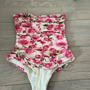 Blommig body från Zara - Snygg body från zara