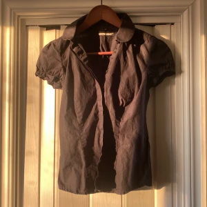 Svart skjirta - Svart kortärmad skjorta i fint skick! Passar xs