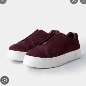 Vinröda sneakers från Eytys - Snygga vinröda sneakers från Eytys i mocka. Väldigt använda därav de billiga priset, trots de anvönda skicket är de fortfarande snygga, nypris över 2000kr❤️pris går att diskutera