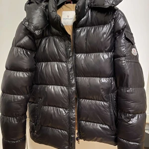 Svart dunjacka från Moncler - Snygg Moncler jacka vill sälja den för den är liten för mig och priset går och diskuteras jackan är i mycket bra skick  hör av er av intresse funkar för båda män och kvinnor 