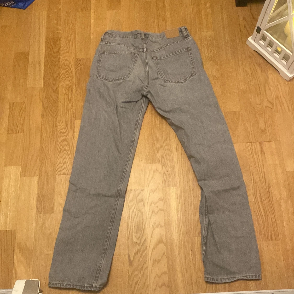 Grå jeans från Weekday - 90