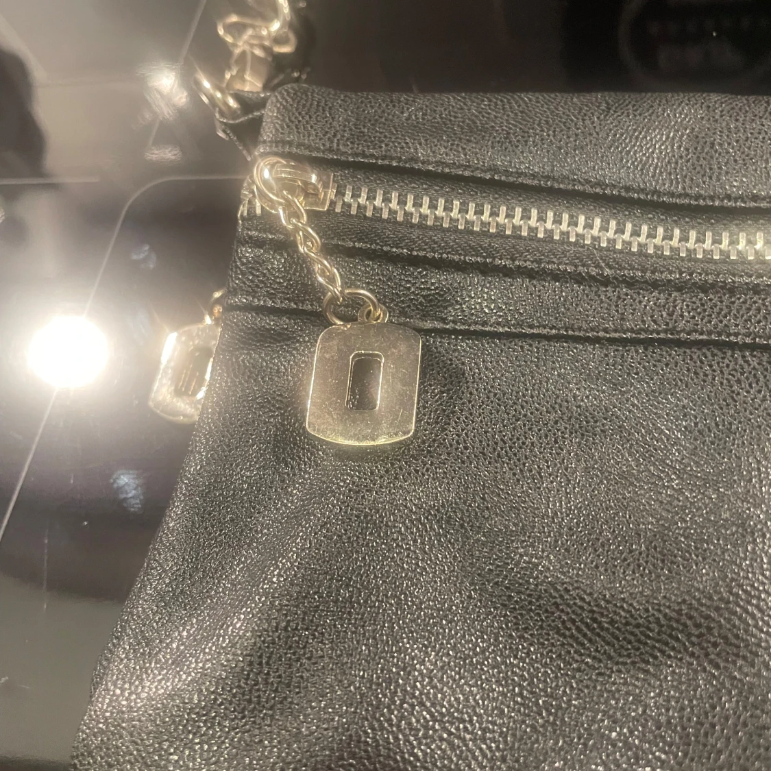 Svart axelväska med kedjedetalj - 93