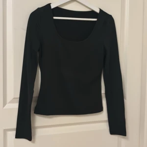 Svart långärmad topp - Svart långärmad topp med tight passform
