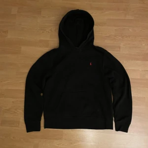  Ralph Lauren - Säljer en svart hoodie från Polo Ralph Lauren Storlek 18-20 i barnstorlek som motsvarar xs-s. Mycket bra skick förutom att det finns ett pyttelitet hål på höger arm som nästan inte syns