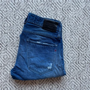 Replay jeans - Säljer ett par snygga blå jeans från Replay i modell Ronas. Jeansen är i väldigt bra skick och har inga tecken på användning. Det är storlek W29/L34. Vid fler frågor eller funderingar är det bara att höra av sig👍😁