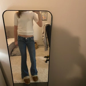 En finare vit T-shirt  - Snygg vit T-shirt som passar till en enkel look med går också att styla till