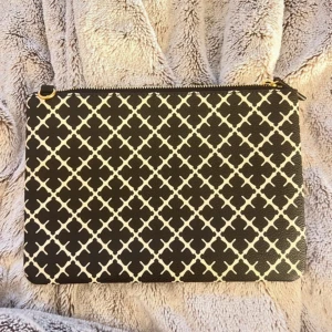 By Malene Birger kuverväska  - Säljer en supersnygg kuvertväska med ett ä svart och vitt mönster från ”By Malene Birger”. Väskan har en  dragkedja och en rymlig insida i beige. Perfekt för att bära med sig på fest eller till vardags 💗Axelremsband tillkommer 