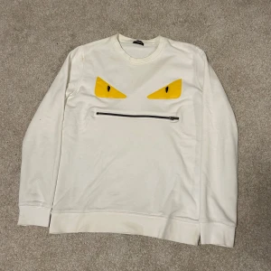 Fendi tröja  - Säljer en supercool Fendi tröja som inte längre kommer till användning, mycket bra skick. Storlek M, priset kan sänkas vid snabb affär. Skriv för intresse! 