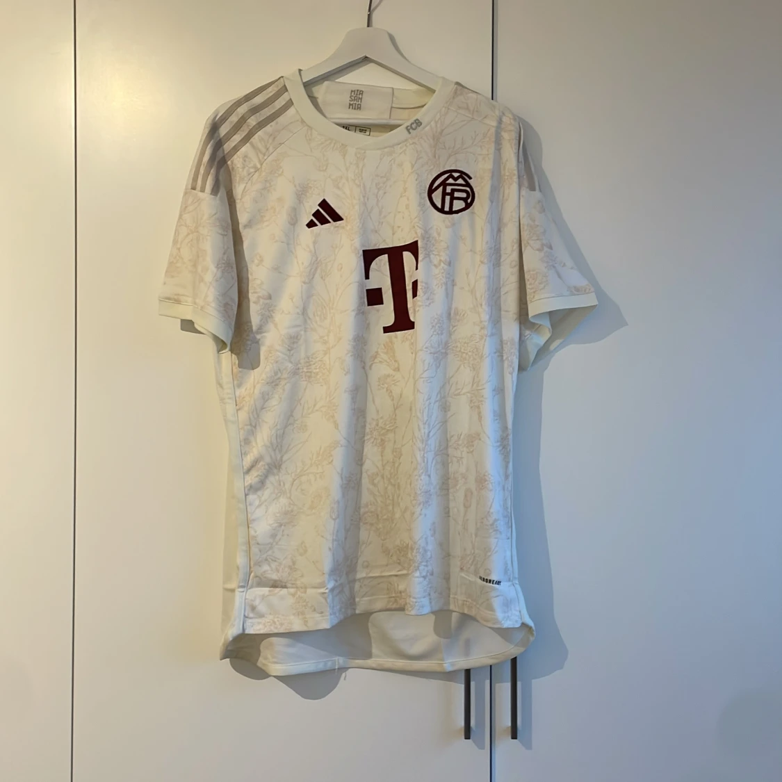 Vit fotbollströja från Adidas