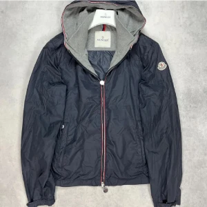 Moncler urville jacka  - //Konditionen är 9/10, size 2- M— Retail är 10 000+ SEK. Modellen är 185 cm lång. Skriv om du har funderingar!//💥🔥🔥