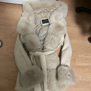 Giorgia fashion kappa - Fin och bekväm kappa med päls i storlek S. Använd fåtal gånger. 