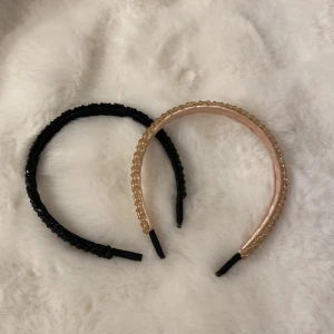 Svart och beige diadem med pärlor - Två eleganta diadem, ett i svart och ett i beige, dekorerade med glittrande pärlor.🫶🏼 Båda för 20  eller en för 15 ❤️🌸Priset kan diskuteras 🙏