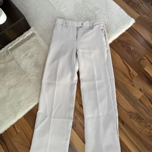 Beige kostymbyxor - Snygga beige kostymbyxor med hög midja och raka ben från Bik Bok