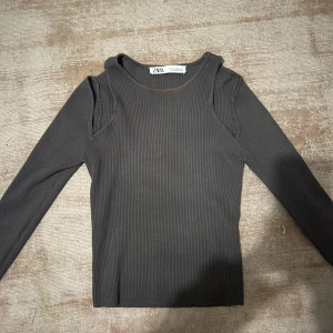 Grå ribbad tröja från Zara - Jätte snygg. Knappt använd. Perfekt festtopp! 