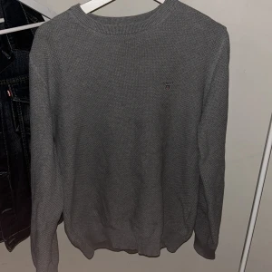Gant tröja - Grå basic tröja från gant. Storlek medium. Bra skick skulle säga 9/10. Hör av dig om du undrar nåt👍