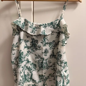 Vit volang topp med gröna detaljer  - Vit volang topp med gröna detaljer. Oanvänd men ingen lapp kvar storlek S. Passar perfekt till vardagen men även nu mot våren🌸🌸