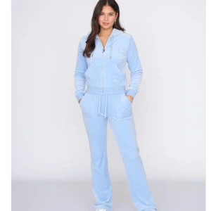 Ljusblå hoodie från Juicy Couture - Säljer en snygg ljusblå hoodie från Juicy Couture. Den har dragkedja framtill och en mysig huva. Perfekt för en avslappnad stil. Passar bra till både jeans och mjukisbyxor. Kostar 1300 men säljer för 850kr har blivit andvänd få tal gånger