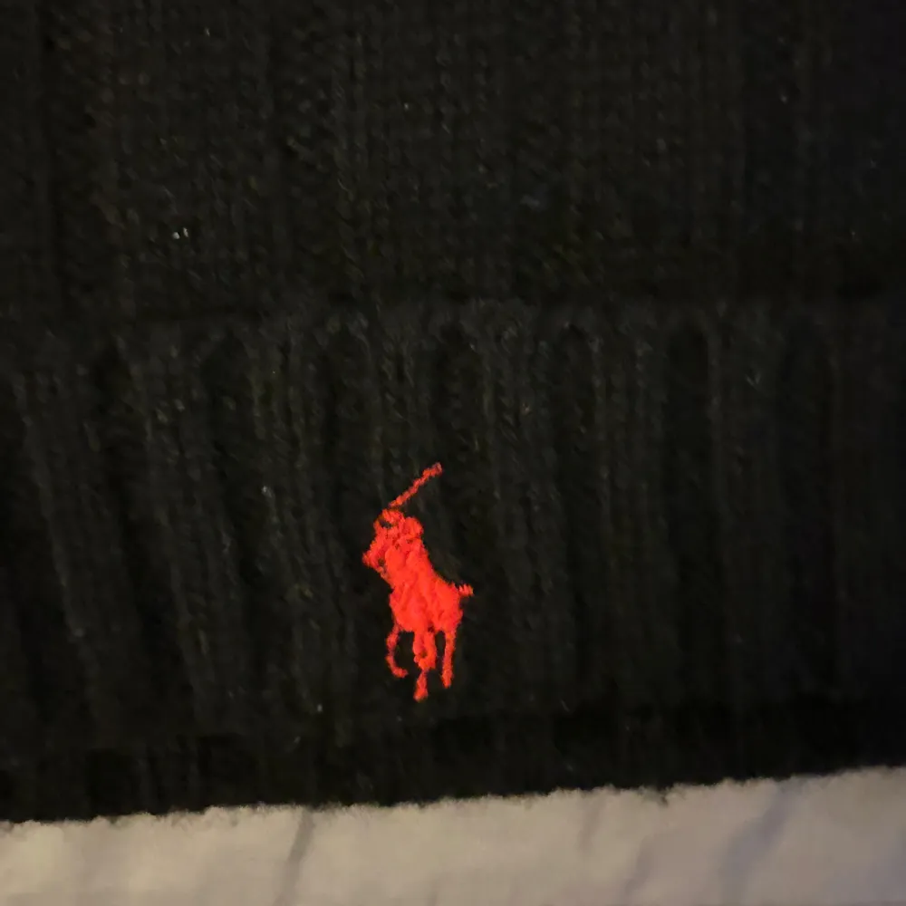 Snygg svart stickad mössa från Ralph Lauren (lamm ull) som är i gott skick. Kontakta gärna vid frågor ☺️. Asusteet.