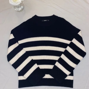 Svart och vit randig stickad tröja - Fin svart och vit randig stickad tröja från Gina Tricot i storlek XS. Tröjan har en enstaka liten fläck och är knappt använd. Pris kan diskuteras 💕