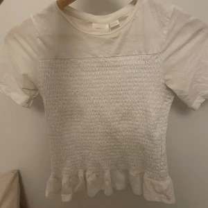 Blus ifrån fina tricot - Jättefin volangblus ifrån Gina young, passar mig som 163! Lägg märke till smink fläcken på tröjan, den syns inte när man har på sig den men därför priset🥰