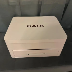 Caia Adventskalender  - Säljer en Caia adventskalender BOX med spegel och två lådor, perfekt för förvaring och i jättefint skick! Även alla 24 påsar ingår💕(inga produkter ingår)