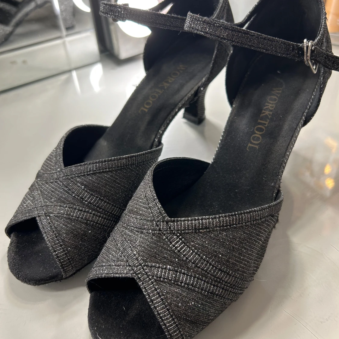 Glittriga svarta sandaler från Worktool