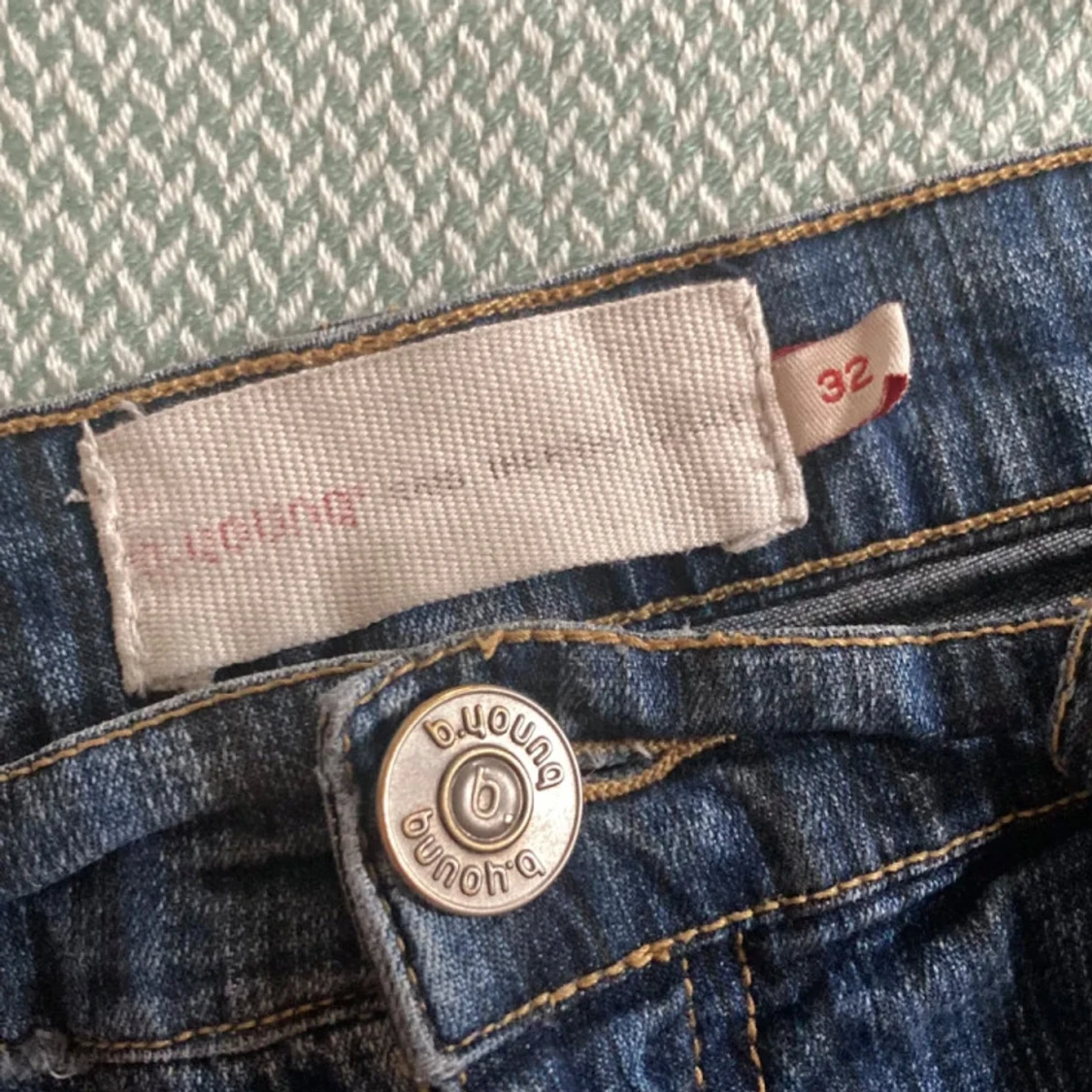 Blå bootcut jeans från b.young - 91