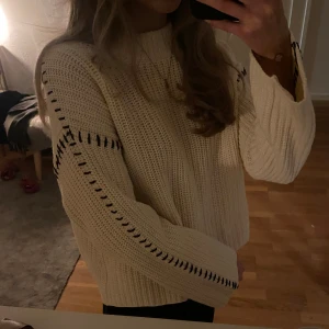 Stickad tröja - Fin beige tröja med svarta unika sömmar. Skön och true to size! Har används väldigt få gånger.🤍🤍