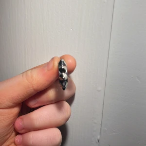 Silvriga örhängen med nitar - Coola silvriga örhängen med nitar i en rund design. Perfekta för att ge en edgy touch till din stil. De har en enkel stängning och är lätta att bära.