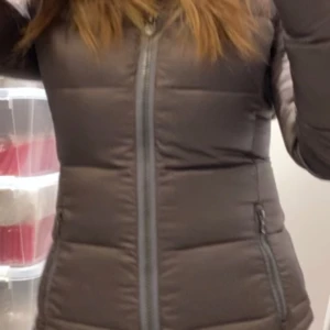 Grå dunjacka från Colmar - Snygg grå dunjacka från Colmar med dragkedja framtill. Jackan har en figurnära passform och långa ärmar. Perfekt för kyligare dagar. Kan gå ner i pris för snabb afärr 